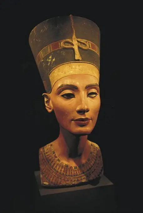 Bust of Nefertiti. s.XIV BC. 19th Dynasty. Polychromatic head. Egyptian art. New Kingdom. Sculpture on rock. GERMANY. BERLIN. Berlin. Altes Museum. Proc: EGYPT. MENIA. Amarna.