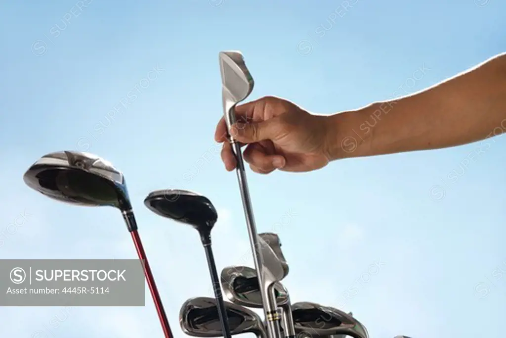 Removing golf club from bag