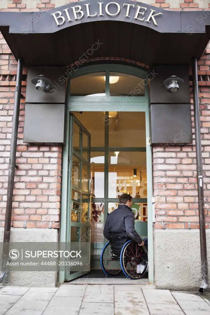 Man in wheelchair going in to the library