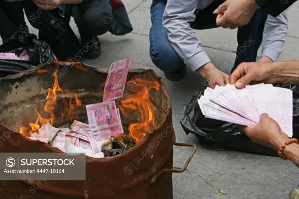 Longhua Temple, Longhua Temple and pagoda, oldest and largest buddhist temple in Shanghai, Totengeld, burning spirit money