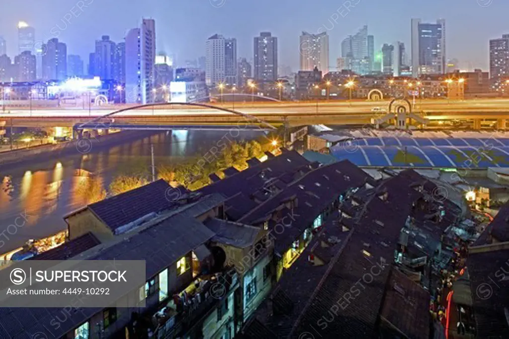 Souzhou Creek, Shanghai, traditionelle Bebauung und Hochhaeuser, Sanierungsgebiet, Abriss, Autobahn, motorway, Souzhou Creek, Skyline, highrise, roofs, Dach, Daecher