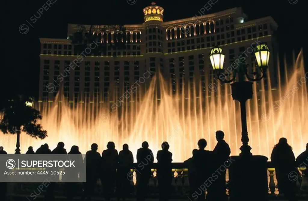 Hotel Bellagio´s dancing fountains at night, Las Vegas, Nevada, USA, America