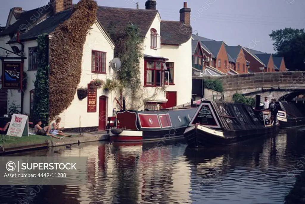 Gnossal, Canalside in the Midlands. Pub and Canalboat, England