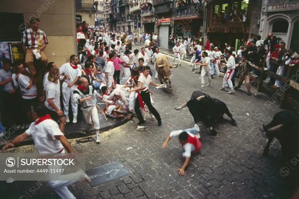 Bull running in the city, Encierro-Mercaderes, Estafeta, Fiesta de San Fermin, Pamplona, Navarra, Spain