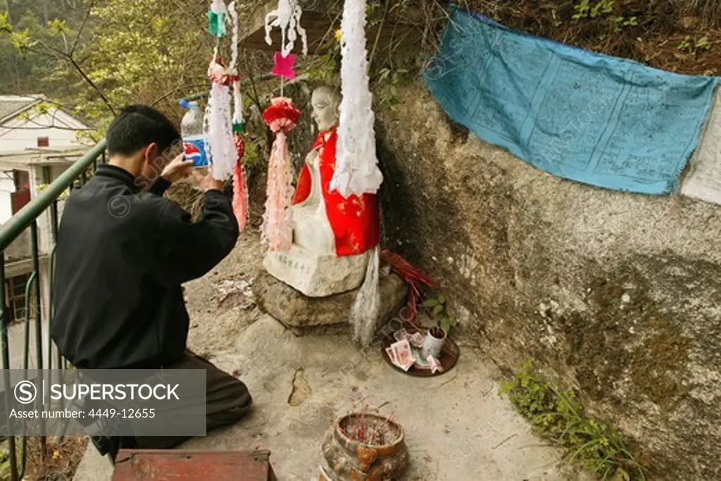 Pilgrim praying in front of statue of monk Shenizi, Nantai temple, Heng Shan South, Hunan province, China, Asia