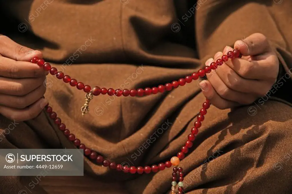 monk with prayer beads in hands, peak temple Zhu Rong Feng, Heng Shan south, Hunan province, Hengshan, Mount Heng, China, Asia