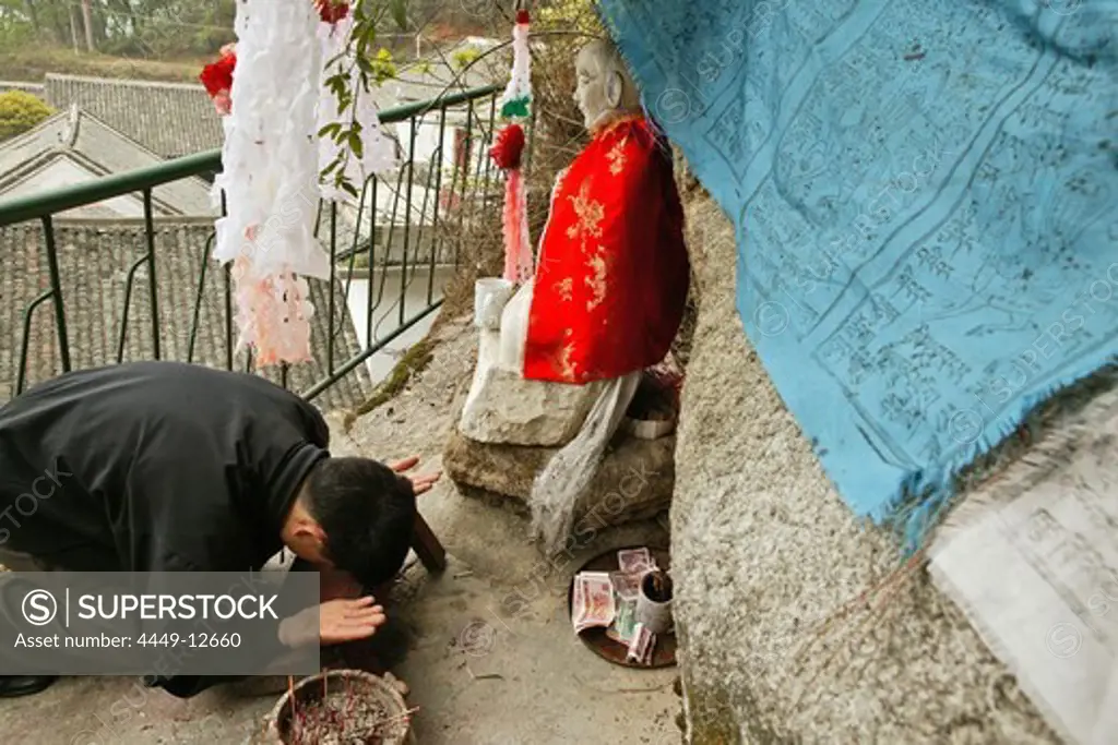 pilgrim prays in front of small statue of monk Shenizi, Nantai temple, Heng Shan south, Hunan province, Hengshan, Mount Heng, China, Asia