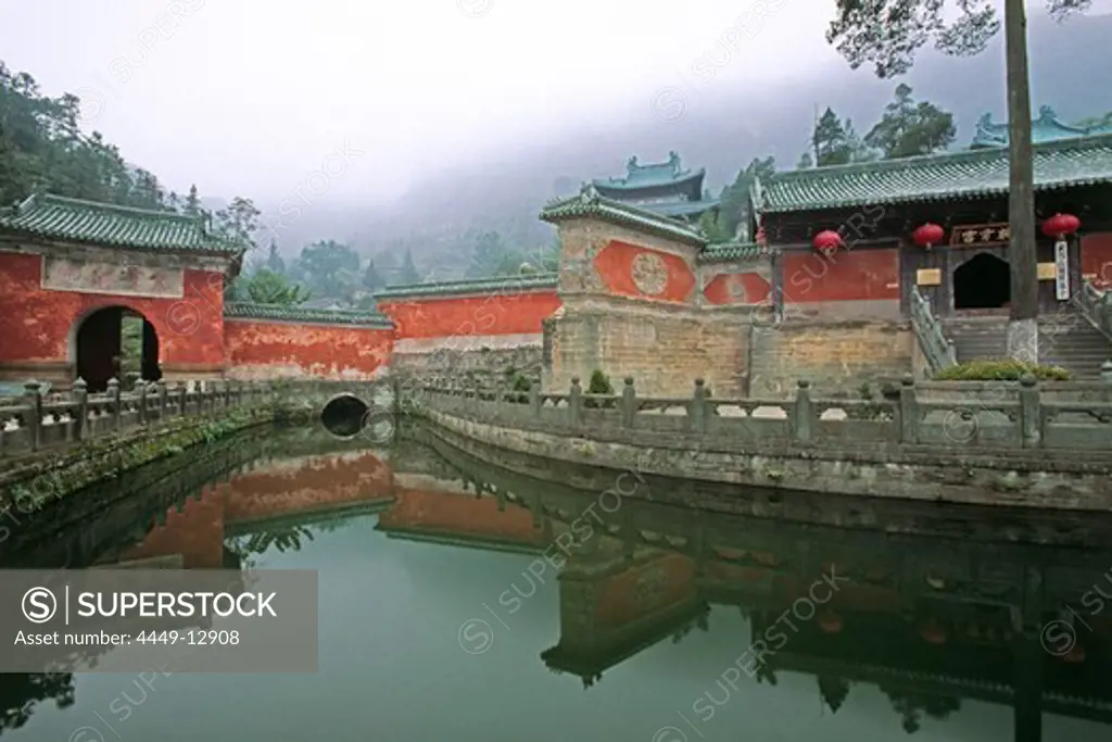 pond in front of the Purple Heaven Hall, Zi Xiao Gong, Wudang Shan, Taoist mountain, Hubei province, Wudangshan, Mount Wudang, UNESCO world cultural heritage site, birthplace of Tai chi, China, Asia