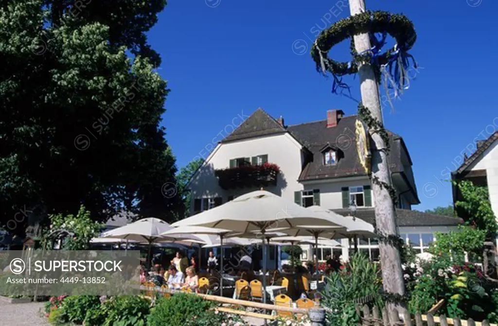 Beer garden of restaurant Zur Linde with maypole, Fraueninsel island, Lake Chiemsee, Chiemgau, Upper Bavaria, Bavaria, Germany