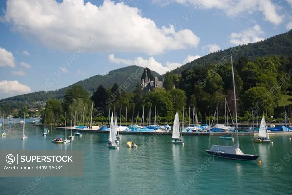 View over Lake Thun with sailing boats with Castle Huenegg, Hilterfingen, Bernese Oberland (highlands), Canton of Bern, Switzerland