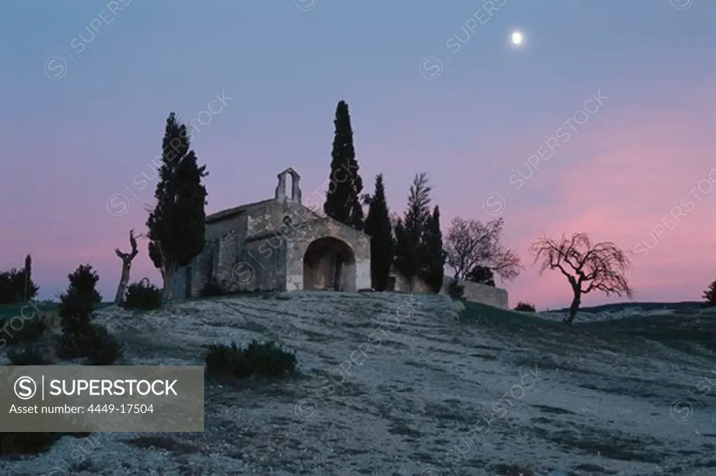 Church, St. Sixte-Kapelle in the evening light, near Eygalieres, Provence, France