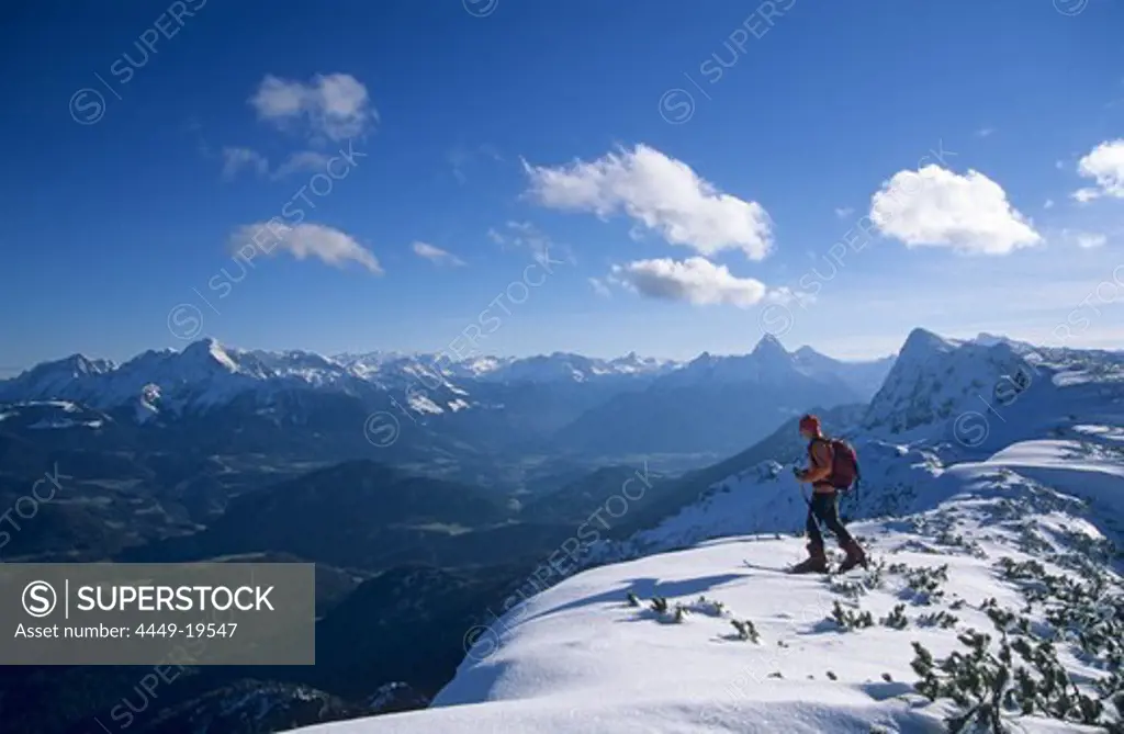 crosscountry skier at Salzburger Hochthron, view to Hoher Goell, Steinernes Meer and Watzmann, Berchtesgaden range, Upper Bavaria, Bavaria, Germany