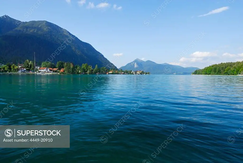 Lake Walchensee with village of Walchensee and Herzogstand and Jochberg in background, Upper Bavaria, Bavaria, Germany