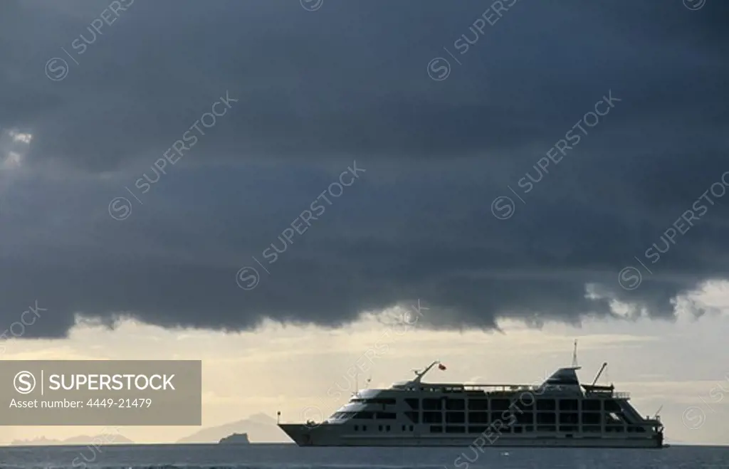 Cruis ship, MV Reef Escape off Tivola Island, Mamanuca group, Fiji, South Sea