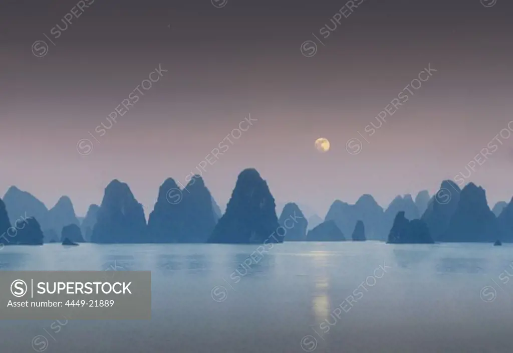 View from a Chinese junk, Halong Bay, Halong Bay, Vietnam, Indochina, Asia