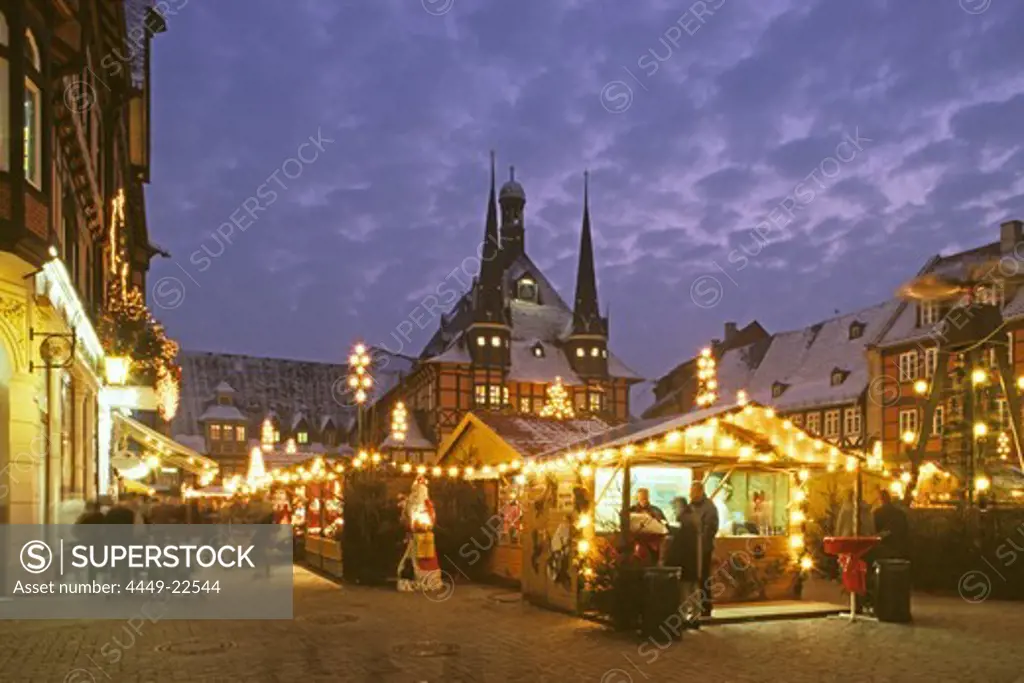 Wernigerode, market square, Christmas market, half-timbered houses, Harz mountains, Saxony Anhalt, Germany