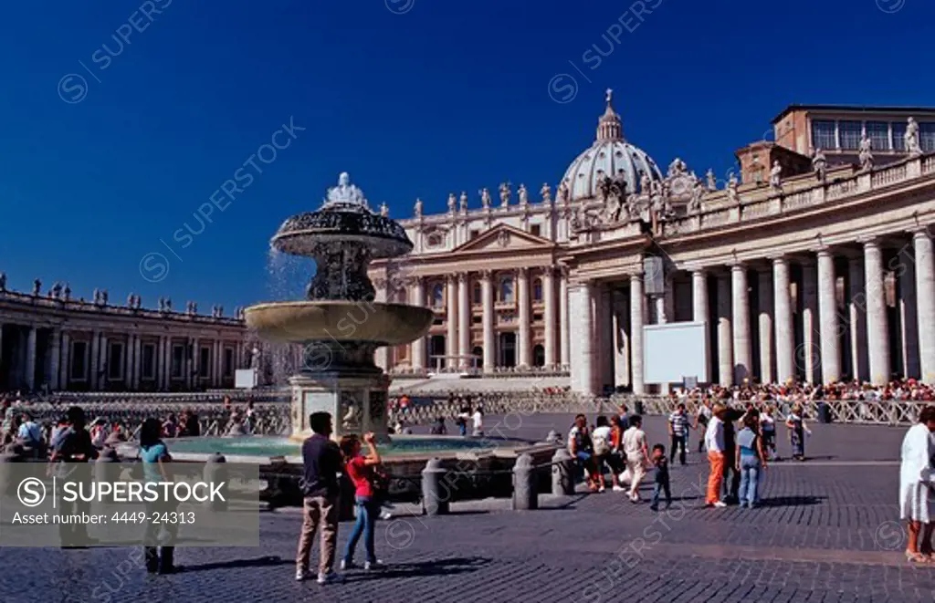 Fountain in St Peters Square, Italy, Rom, Vatikanstadt