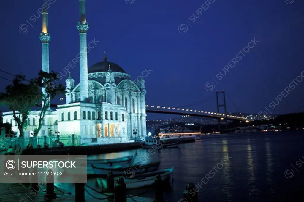 Ortakoey Mosque in the evening, Bosporus Bruecke, Ortakoey, Istanbul, Turkey