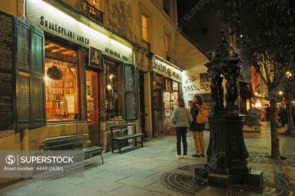 People in front of bookshop Shakespeare &amp; Company at night, Quartier Latin, Paris, France, Europe