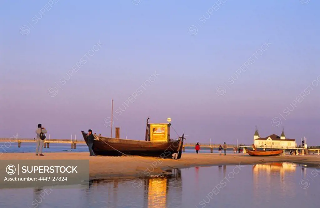 Europe, Germany, Mecklenburg-Western Pomerania, isle of Usedom, Seaside resort Ahlbeck, on the beach with pier