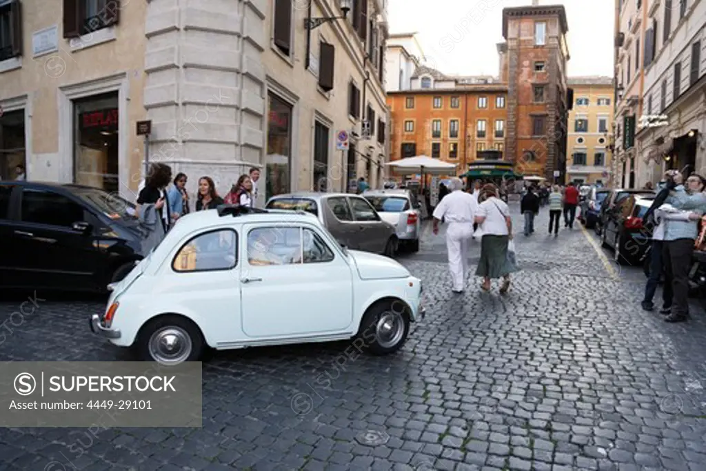 Traffic on Piazza de Rotonda, Rome, Italy