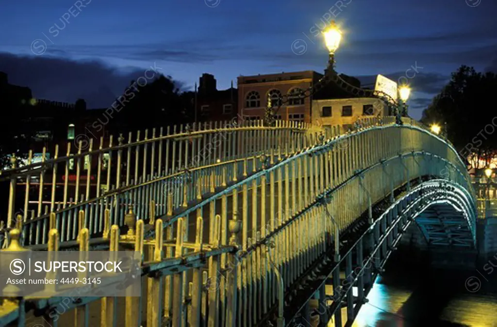 Footbridge in the evening, Half Penny Bridge, Ha'penny Bridge, built in 1816, Liffey river, Dublin, Ireland