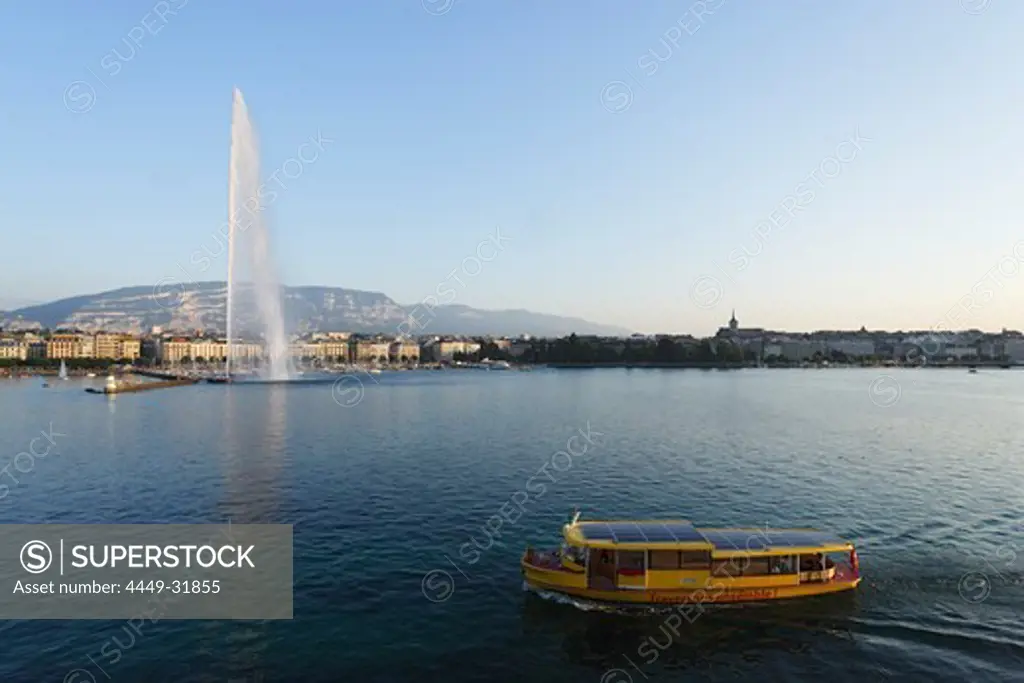 Waterbus and Jet d'Eau (one of the largest fountains in the world), Lake Geneva, Geneva, Canton of Geneva, Switzerland