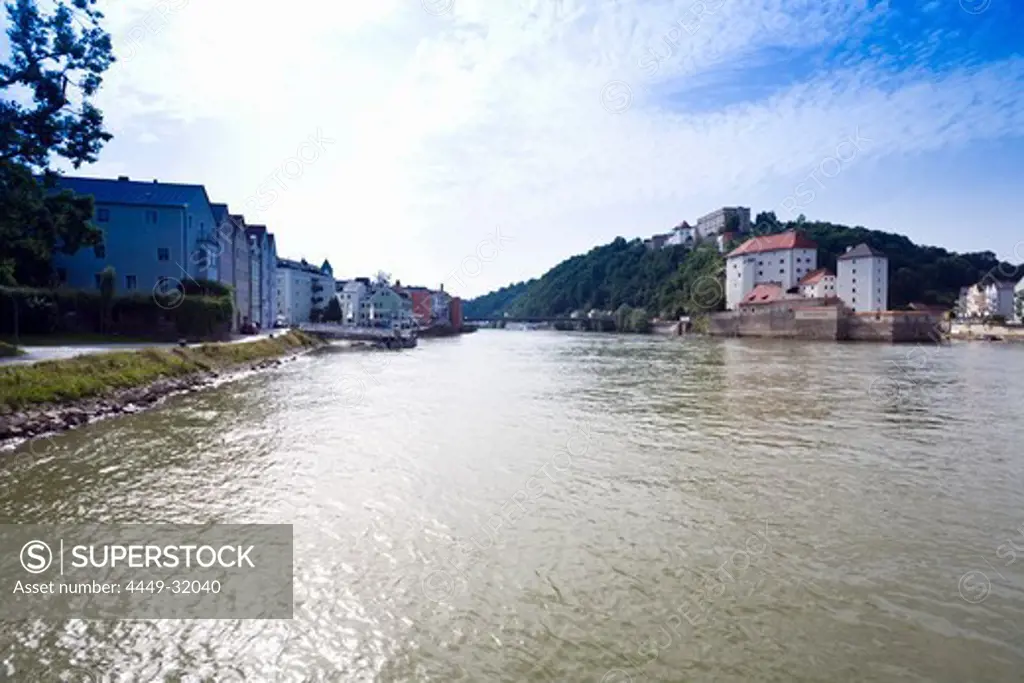 View along the Danube with the Danube quay on the left, the Veste Niederhaus and the fortress Veste Oberhaus on the right, Passau, Bavaria, Germany