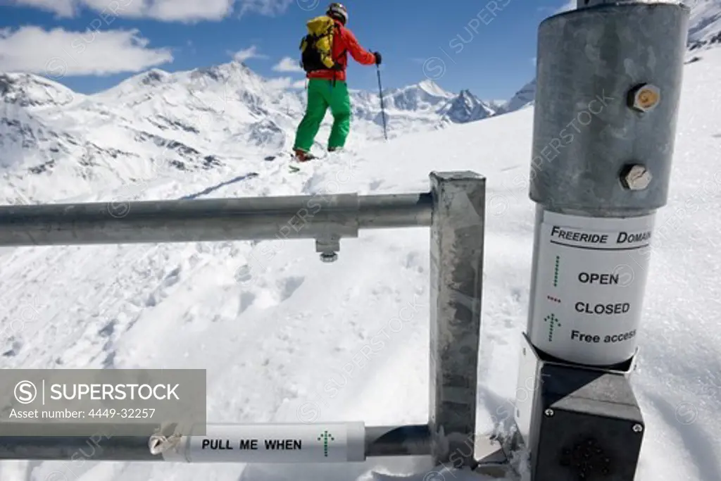 Domaine de Freeride, Zinal, A young man on skis passes an avalanche security gate, canton Valais, Wallis, Switzerland, Alps, MR