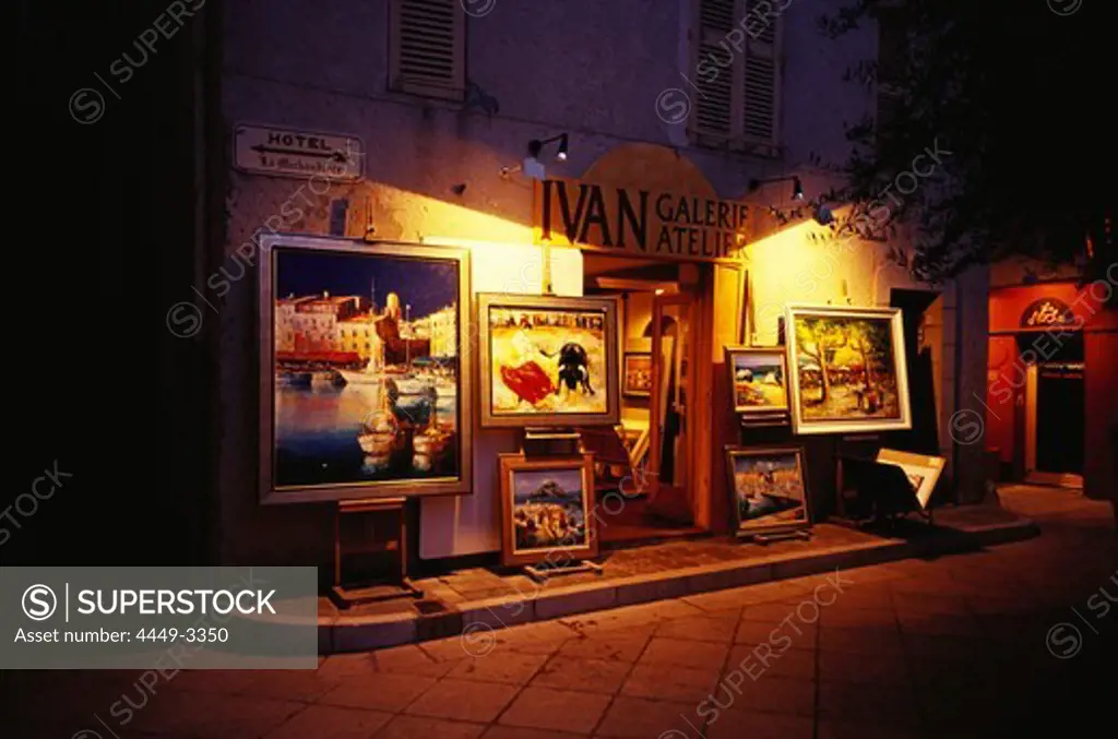 Pictures in front of a gallery in the evening, St. Tropez, Cote d´Azur, Provence, France, Europe