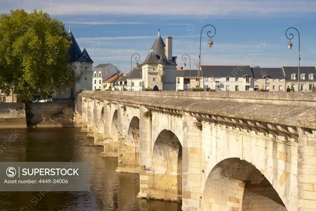 Henri IV bridge over the River Vienne, The Way of St. James, Chemins de Saint-Jacques, Via Turonensis, Chatellerault, Dept. Indre-et-Loire, Région Poitou-Charentes, France, Europe