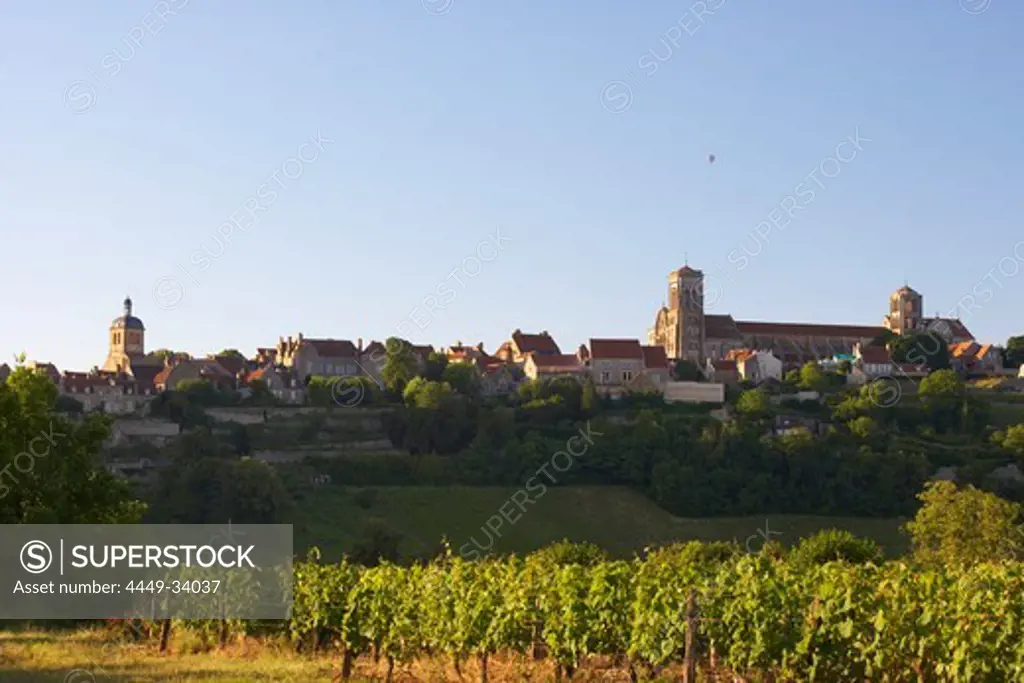 Vezelay with St Mary Magdalene Basilica in the evening, The Way of St. James, Chemins de Saint Jacques, Via Lemovicensis, Vezelay, Dept. Yonne, Burgundy, France, Europe