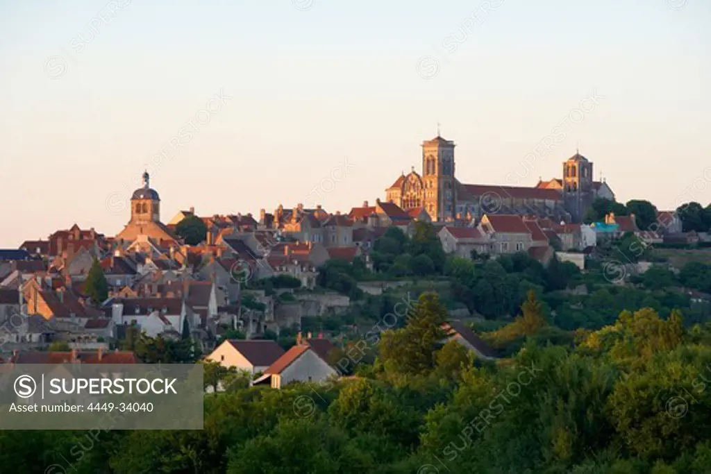 Vezelay with St Mary Magdalene Basilica in the evening, The Way of St. James, Chemins de Saint Jacques, Via Lemovicensis, Vezelay, Dept. Yonne, Burgundy, France, Europe