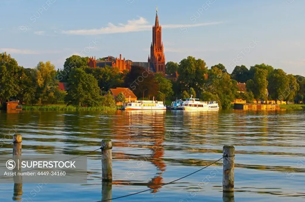 With a houseboat on the Mueritz-Elde-Waterway near Malchow, Monastery of Malchow, Mecklenburg, Germany, Europe
