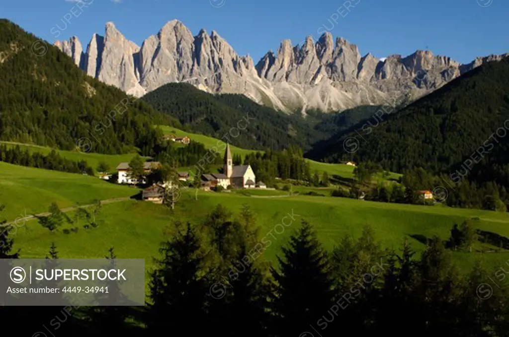 Village of Villnoess with St. Magdalena church, Geislerspsitzen of the Geisler Mountain Range in the background, Villnoess Valley, Dolomites, South Tyrol, Italy