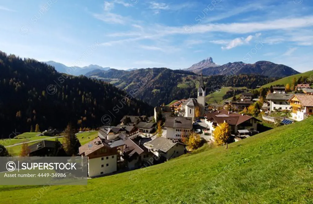 Mountain village, Peitlerkofel in the background, Wengen, Abteital, Ladinische Taeler, South Tyrol, Italy