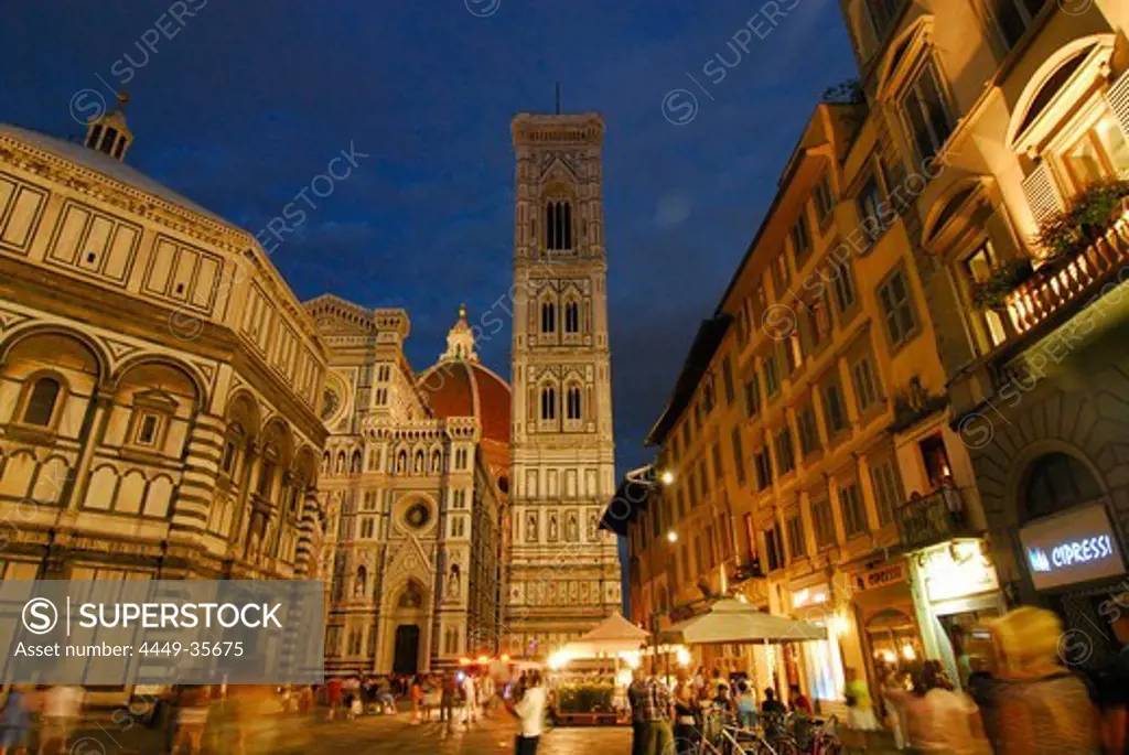 People in front of the cathedral in the evening, Piazza del Duomo, Florence, Tuscany, Italy, Europe