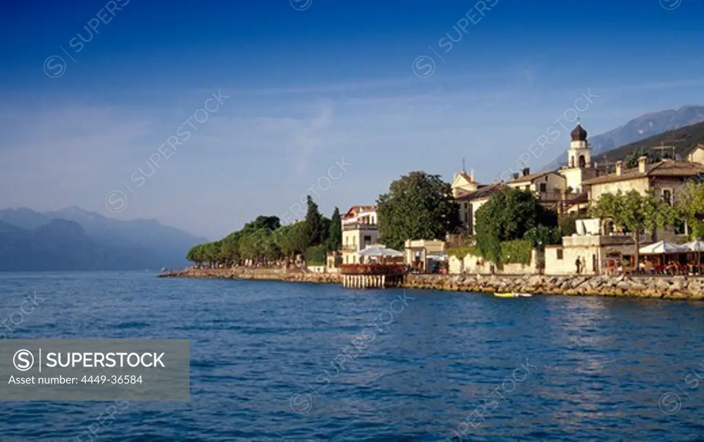 Lakeside promenade in the sunlight, Torri del Benaco, Lake Garda, Veneto, Italy, Europe