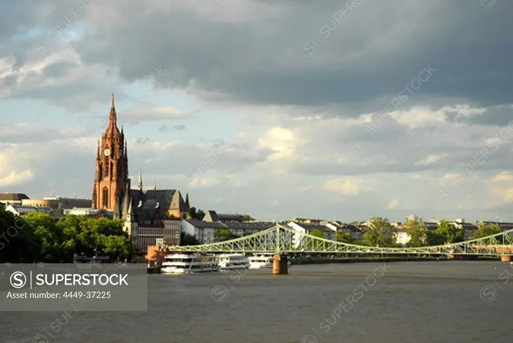 Saint Bartholomeus's Cathedral and bridge Eiserner Steg, Frankfurt am Main, Hesse, Germany