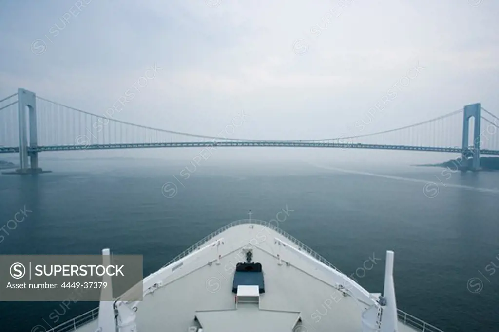 Bow of the cruise liner Queen Mary 2 leaving New York City, Verrazano Narrows Bridge, USA