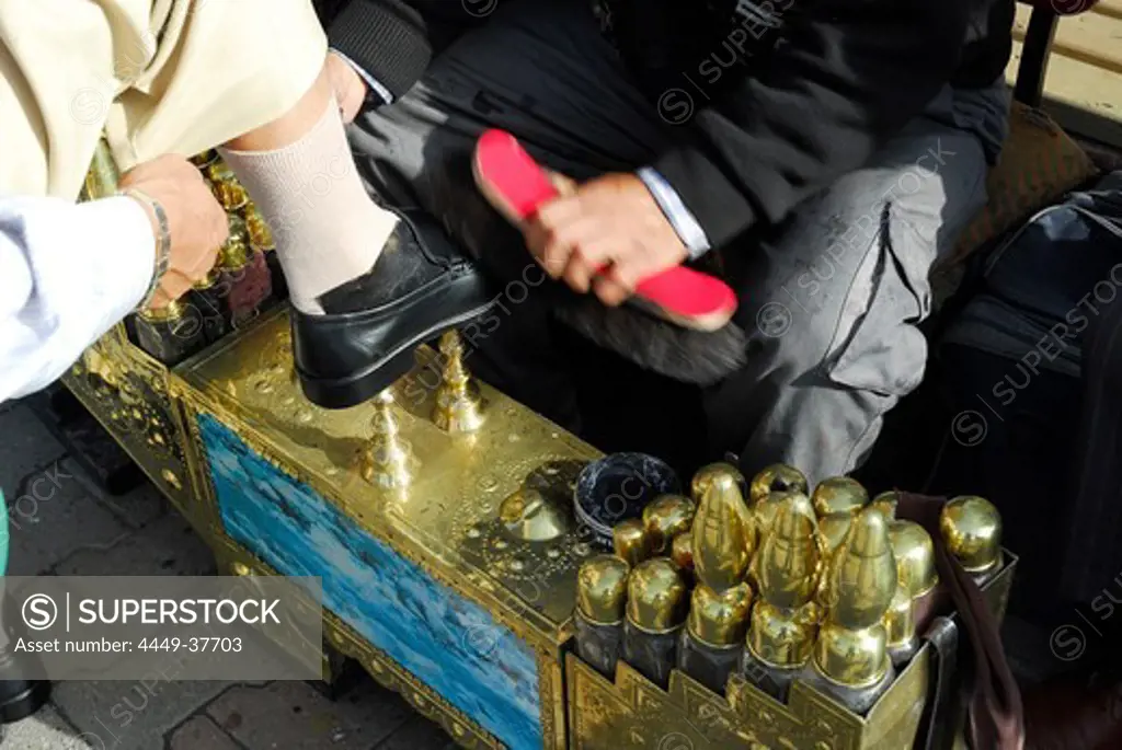 Shoeblack giving a man's shoe a shine, Ueskuedar, Uskudar, Istanbul, Turkey, Europe