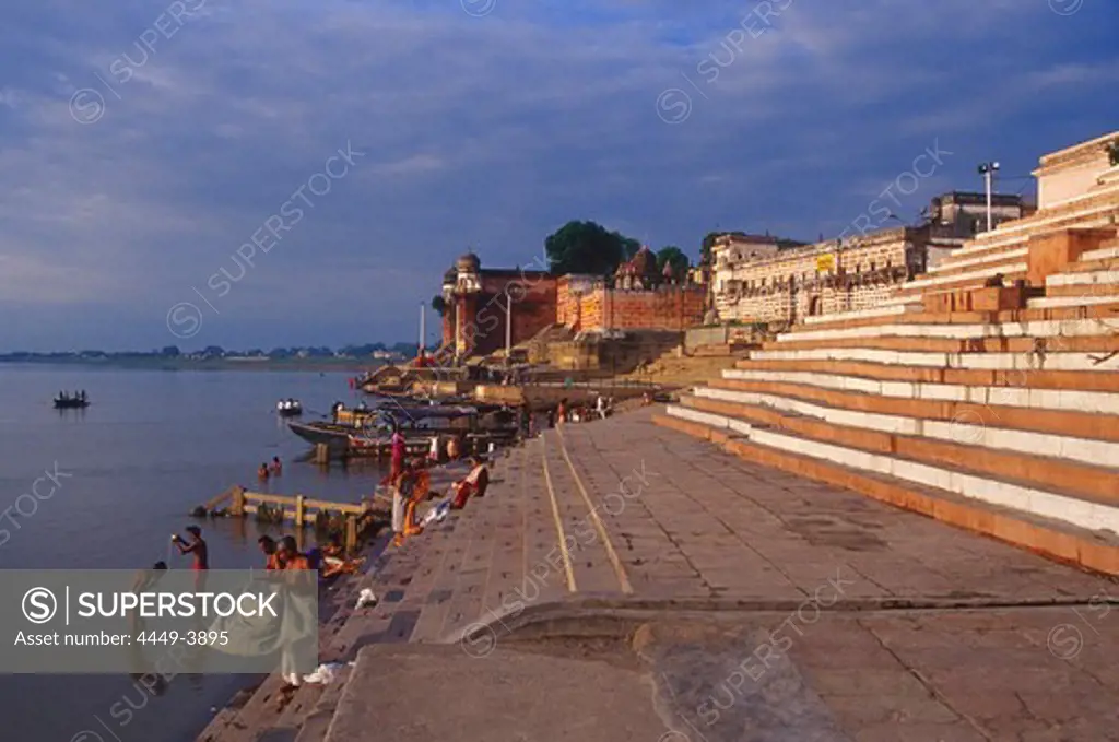 Pilgrims, Ganges river, Kedar Ghat, Varanasi, Benares Uttar Pradesh, India