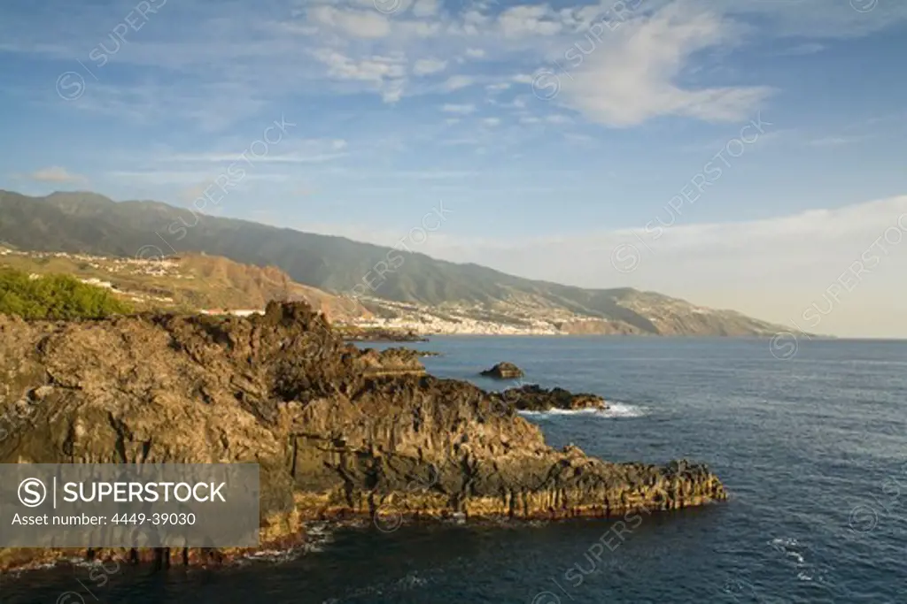 Coastal landscape at Los Cancajos, Santa Cruz de la Palma and east side of Caldera de Taburiente in the background, Atlantic ocean, UNESCO Biosphere Reserve, Atlantic ocean, La Palma, Canary Islands, Spain, Europe