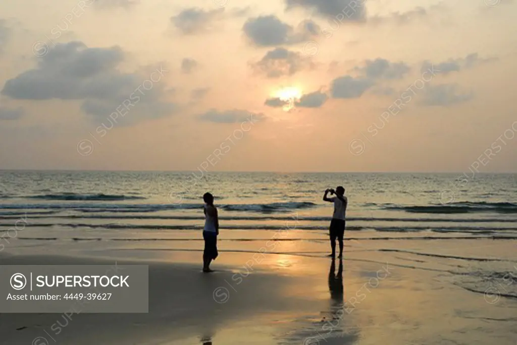 People on White Sand Beach at sunset, Hat Had Sai Khao, Koh Chang Island, National Park Mu Ko Chang, Trat, Gulf of Thailand, Thailand, Asia