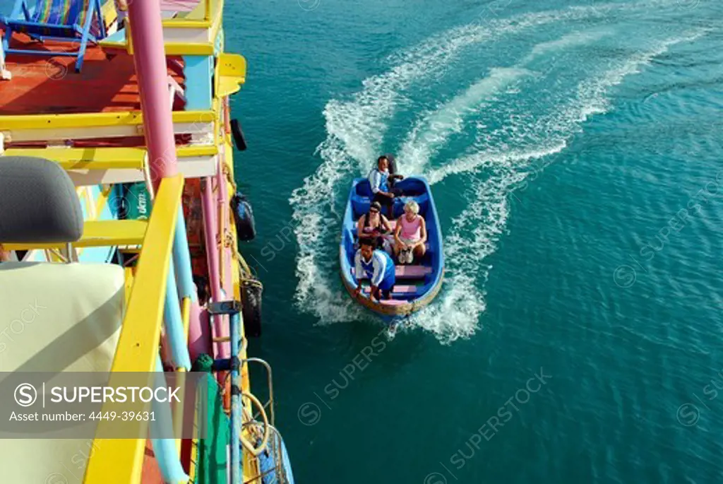 Excursion boat with tourists near Kai Bae Beach, Koh Chang Island, National Park Mu Ko Chang, Trat, Gulf of Thailand, Thailand, Asia