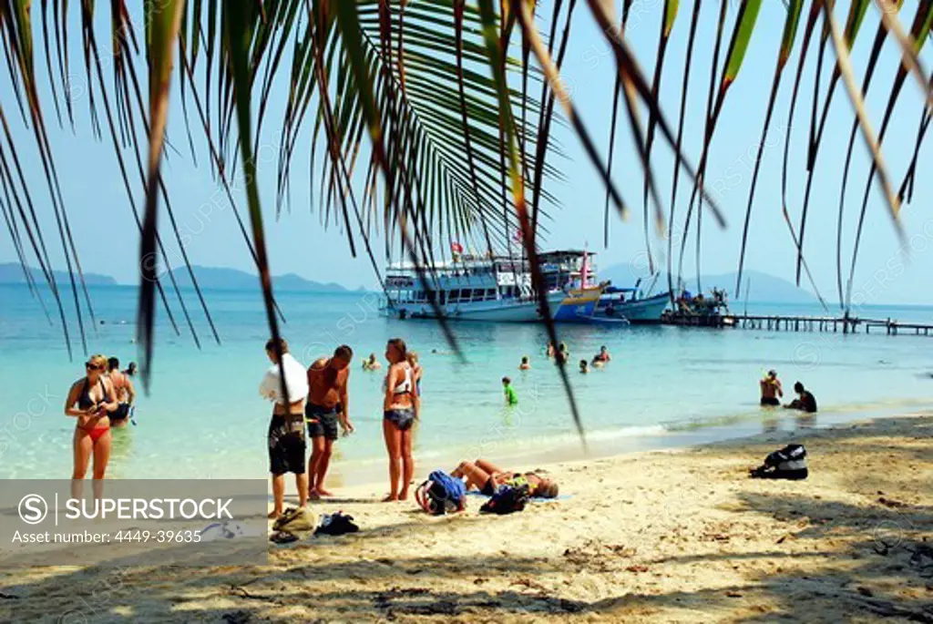 Beach with palm trees and tourists, Koh Wai Island, Koh Chang archipelago, National Park Mu Ko Chang, Trat, Gulf of Thailand, Thailand, Asia