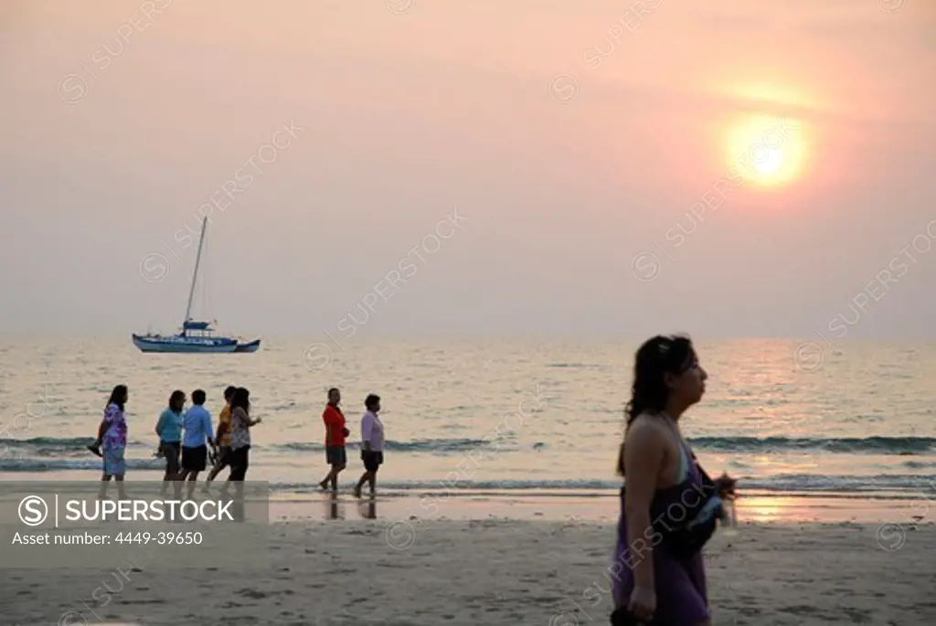 People on the White Sand Beach at sunset, Hat Had Sai Khao, Koh Chang Island, National Park Mu Ko Chang, Trat, Gulf of Thailand, Thailand, Asia