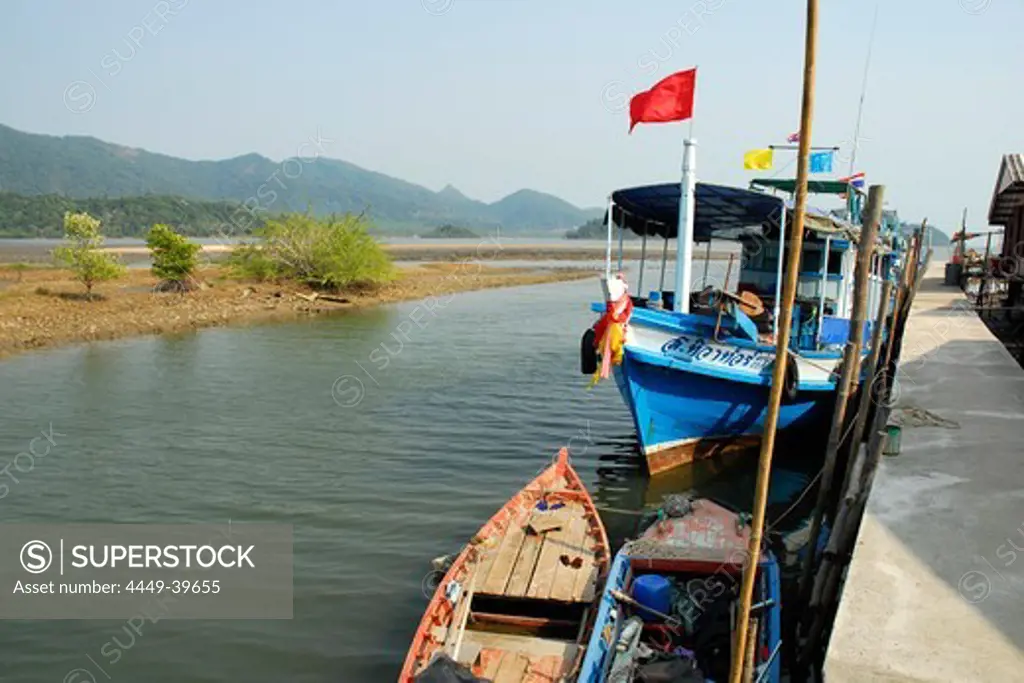 Fishing boat, pier in Salak Phet bay, Koh Chang Island, National Park Mu Ko Chang, Trat, Gulf of Thailand, Thailand, Asia