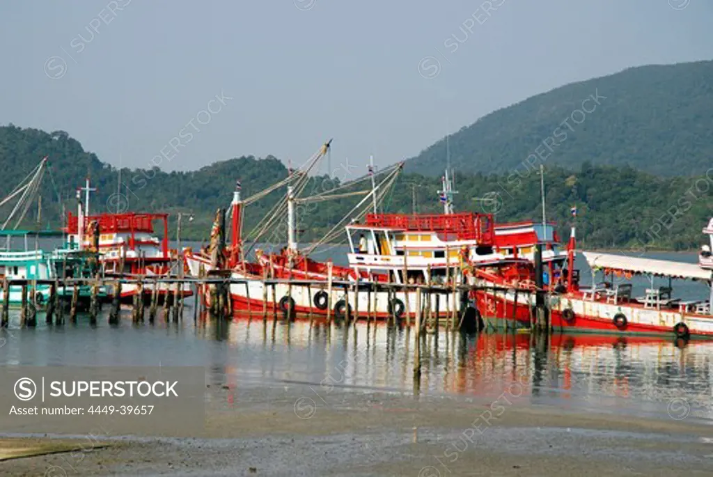 Fishing boats in Salak Phet bay, Koh Chang Island, National Park Mu Ko Chang, Trat, Gulf of Thailand, Thailand, Asia
