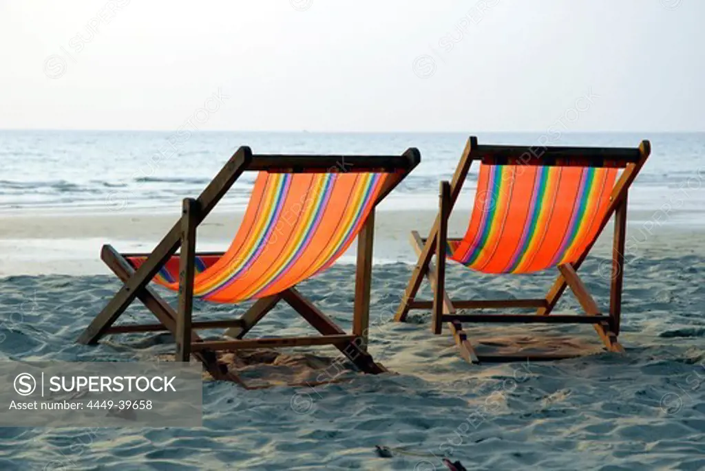 Deck chairs on the beach, White Sand Beach, Hat Had Sai Khao, Koh Chang Island, National Park Mu Ko Chang, Trat, Gulf of Thailand, Thailand, Asia